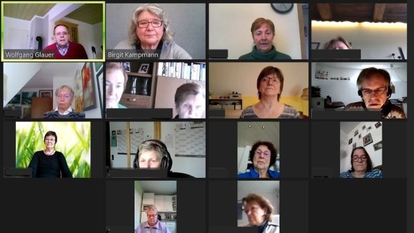 Bei der Videokonferenz erlaubt die Technik kein gemeinsames Singen, aber die LeoAmseln freuen sich dennoch über das Wiedersehen nach langer Zeit. Einen Zuhörer (2. von oben, rechts) hatten sie auch. - © Screenshot Birgit Kampmann
