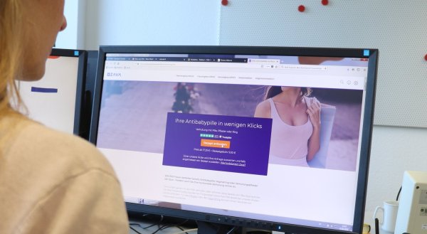 Mit ein paar Klicks zur Pille. Redakteurin Anneke Quasdorf hat es ausprobiert. - © Lukas Brekenkamp