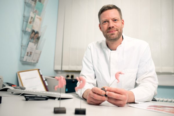 Im Einsatz: Jan Hoppe ist Facharzt für Viszeralchirurgie. Auf seinem Schreibtisch zeigt er drei Miniaturmodelle von Mägen, wie sie nach einer Adipositas-Operation aussehen können. - © Torben Gocke