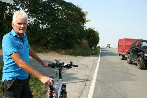 Gefährliche Strecke: Herbert Stammeier aus Selbeck wünscht sich einen Radweg-Lückenschluss nach Großenmarpe. - © Sylvia Frevert