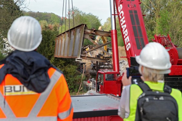 Ein großer Autokran hebt zwei jeweils 44 Tonnen schwere Teile hoch. Der Abriss dauert einen Tag und stellt die Ingenieure vor besondere Herausforderungen. Die Pottenhauser Straße ist voraussichtlich morgen an dieser Stelle wieder frei - © Bernhard Preuß