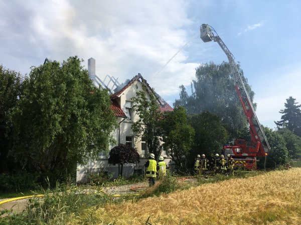 Mit einem Großaufgebot war die Feuerwehr in der Straße "Am Bahndamm" im Einsatz. - © Daniel Hobein