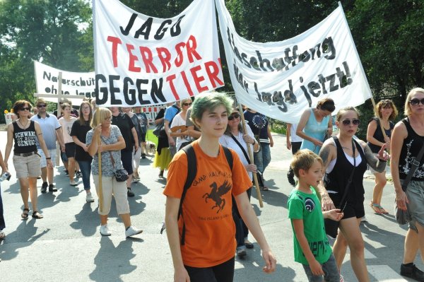 Viele Bürger fordern lautstark und auf Transparenten die Schließung der Schliefenanlage. - © Nicole Ellerbrake