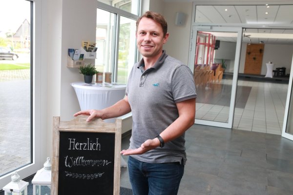 Herzlich willkommen: Gemeindeleiter Eugen Enns hofft, dass viele Gäste die Angebote am Wochenende nutzen. - © Knut Dinter