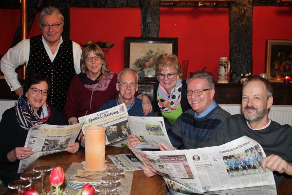 Bestens aufgelegt sind in der Gutshof-Brennerei Begatal Gastgeber Friedhelm Begemann (Zweiter von links) und das Team „Die sechs Richtigen" um Marita Plöger, Gundula Busse, Horst Busse, Heike Kremming, Rolf Plöger und Matthias Kremming (von links) bei der 3. Runde des Kneipenquiz von „LandWirten" und LZ. - © Judith Stracke