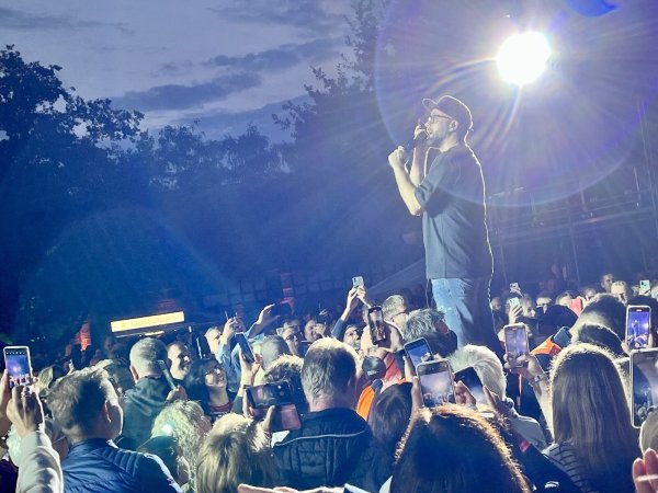Mark Forster telefoniert an der Salzkottener Dreckburg mit Inge Wilke aus Belle bei Horn-Bad Meinberg. - © Jens Reddeker