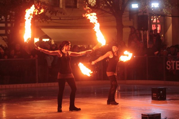 Die Gruppe "Feuerflut" eröffnet die diesjährige Eiswelt mit einer heißen Show. - © Till Brand