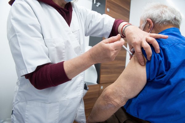 Ein älterer Mensch wird gegen das Coronavirus geimpft - infizieren können sich Geimpfte aber in seltenen Fällen noch immer. - © picture alliance / abaca