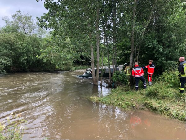 Der Mann hatte versucht, die Diemel, die reißendes Hochwasser führte, an der Furt bei der Pfennigsmühle bei Warburg-Ossendorf zu queren.  - © Polizei Höxter