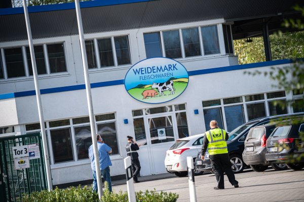 Die Zahl der Corona-Infizierten im Tönnies-Schlachthof Weidemark in Sögel hat sich über das Wochenende von 36 auf 81 erhöht. - © picture alliance/dpa