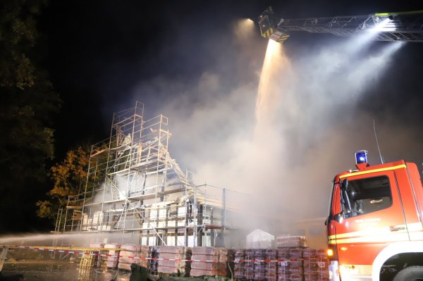 Eine Drehleiter musste eingesetzt werden. - © Charlotte Mahncke