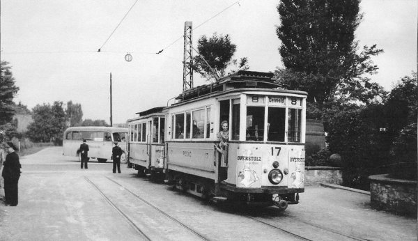 Die Linie 8 fuhr von 1926 bis 1954 von Detmold bis nach Pivitsheide. An der Endstation am Eichenkrug stand ein Verkaufsstand in Form eines Fasses (rechts im Bild). - © Sammlung Reuther