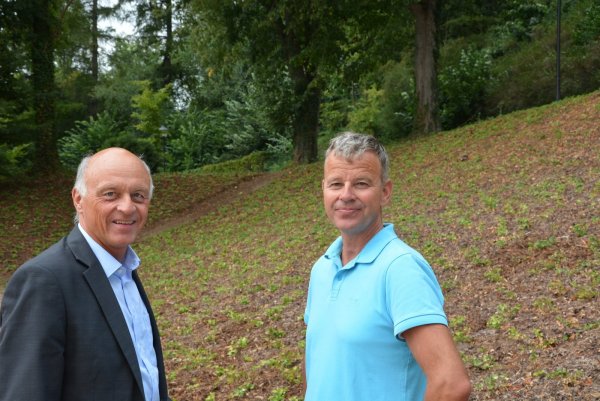 Am Steilhang: Bürgermeister Klaus Geise (links) und Landschaftsbauer Thomas Grytz überprüfen die Pflanzen. - © Tanja Watermann