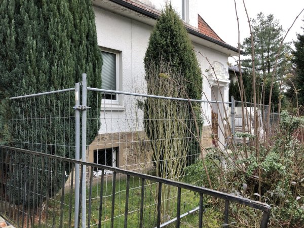 Seit einigen Tagen sind zwei Mietshäuser am Obernberg eingezäunt. Hintergrund ist ein Konflikt der Bewohner mit der Eigentümerin. - © Thomas Reineke