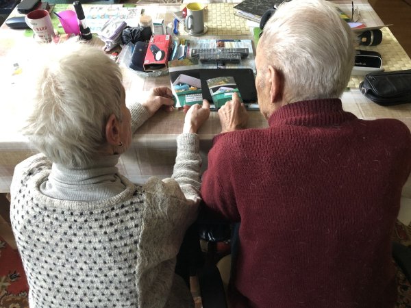 Dieses altes Ehepaar sitzt verzweifelt am Küchentisch in der Wohnung einer Bekannten, nachdem es zwangsgeräumt worden ist.  - © Archivbild Sven Kienscherf