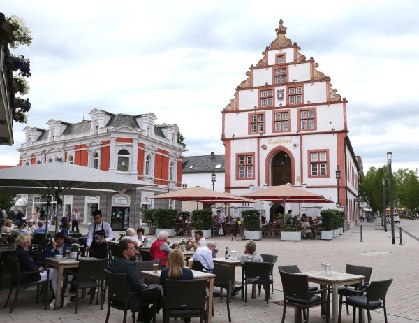 Demnächst offiziell Fußgängerzone: Rund um das historische Rathaus ist neues Pflaster verlegt worden. Bei schönem Wetter laden mehrere Außengastronomien zum Verweilen ein. Die Atmosphäre soll künftig durch so wenig Verkehr wie möglich gestört werden. - © Paul Cohen