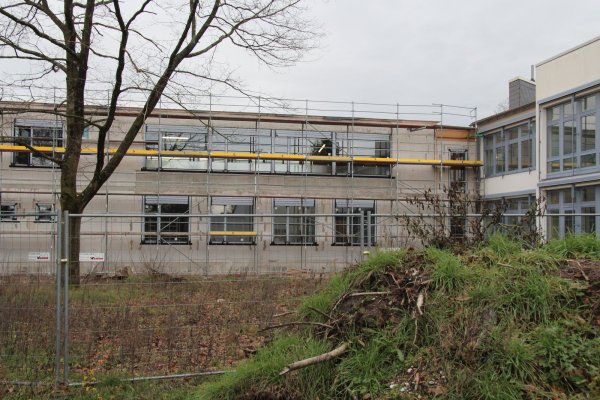 Die Fenster und die provisorischen Bautüren sind eingebaut. Nun beginnt der Innenausbau des Realschulanbaus mit Heizung, Estrich und Elektrik. - © Dieter Asbrock
