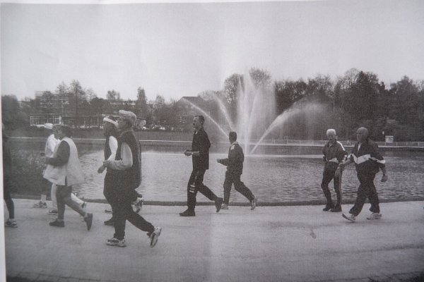Beginn eines neuen Trends: Schon in den 1990ern traf sich der LC 92 zu regelmäßigen Walkingrunden, damals noch ohne Stöcker, wie hier am Kurparksee. - © LC 92/Repro: Lorraine Brinkmann