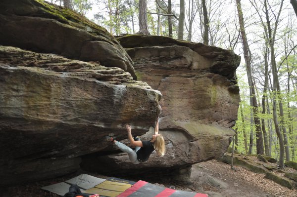 In ihrem Element: Kyra Kaase testet aus, wie sie den Boulder „Einbeiniger Bandit 7a“ in Thalwenden im thüringischen Eichsfeld am besten erklimmen kann. - © privat