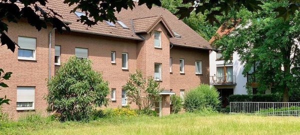 In einer Erdgeschosswohnung dieses Hauses in der Krakostraße hatte sich 
am Samstagmorgen das Verbrechen ereignet. - © Ralph Meyer