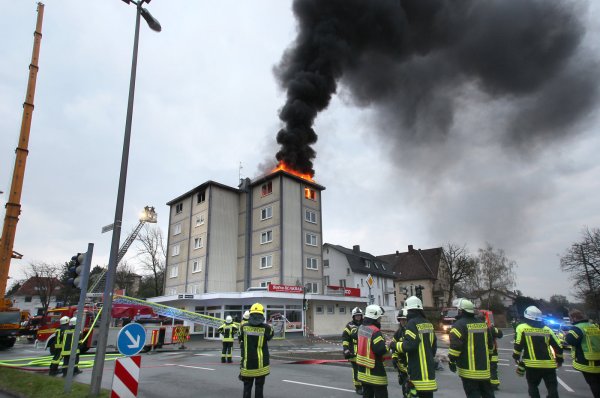 Erst am Morgen des 3. Aprils sind die Flammen des Brandes von außen zu sehen. - © Frank-Michael Kiel-Steinkamp/nw