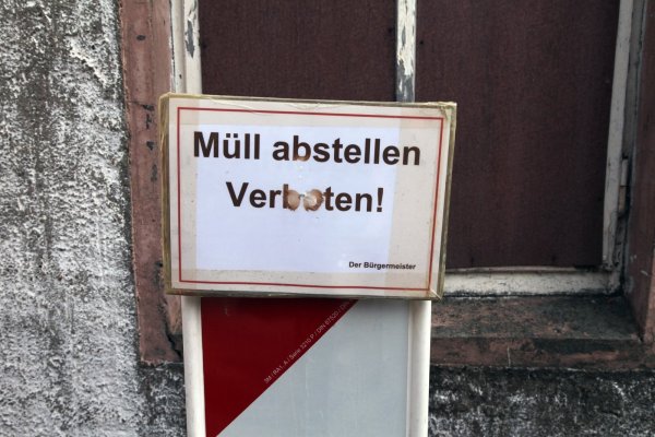 So etwas sollte es eigentlich nicht geben: Dieser Hinweis an einem baufälligen Haus in der Burgstraße steht für eines der Dinge, die den Bürgern sauer aufstoßen. - © Bernhard Preuss