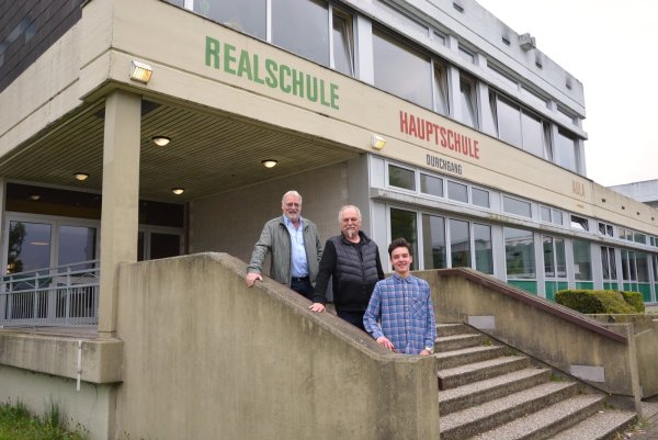 Realschule schließt: Für Schulleiter Adolf Oord, Realschullehrer Peter Johannes Protte und Schüler David Thiessen sind es nur noch wenige Schultage an der bisherigen Wirkungsstätte. - © Tanja Watermann