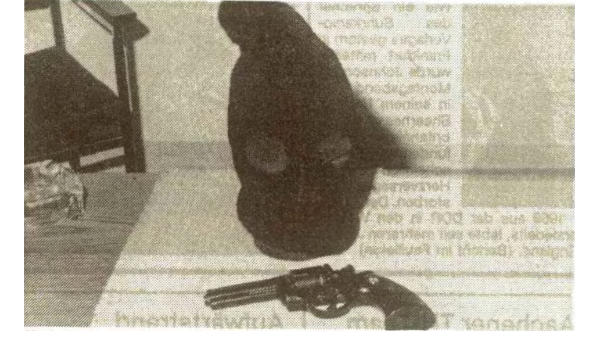 Mit dieser Pudelmütze mit Augenschlitzen und einem Schreckschuss-Revolver raubte Markus G. 1984 die Donoper Spaskasse aus. - © Archiv: LZ