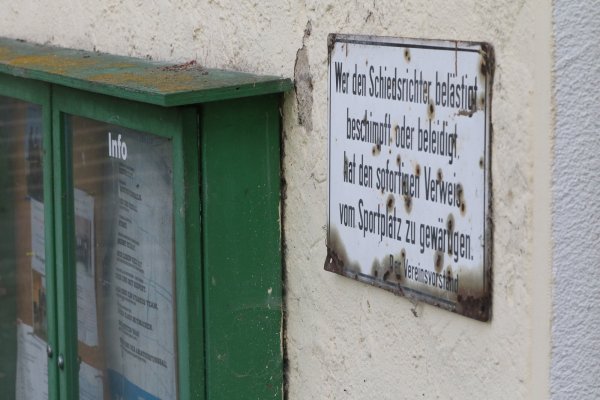 Das Schild ist bereits in die Jahre gekommen: Das Thema „Schiedsrichter" ist nach den Vorfällen in Bexterhagen jedoch aktueller denn je. - © Oliver König