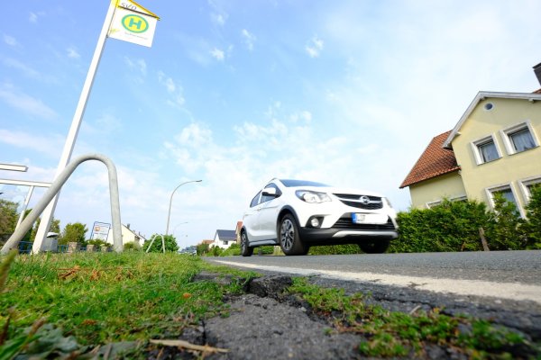 Hier wird saniert: An der Heidenoldendorfer Straße – hier die Haltestelle Sichertweise – wird fast zwei Jahre lang saniert werden. - © Sven Koch