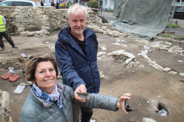 Sveva Gai und Robert Gündchen mit zwei an der Mühlenstraße gefundenen Scherben, die zu einem Topf gehören. - © Björn Kenter