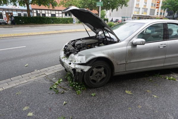 Der Unfallwagen des Rasers auf der Berliner Straße. - © Christina Römer