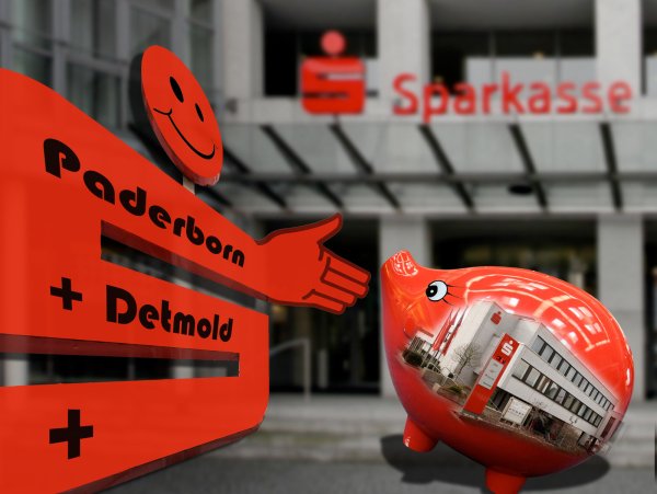 Für das Blomberger Sparschweinchen ist noch Platz in der großen Sparkasse Paderborn-Detmold. - © Bernhard Preuss