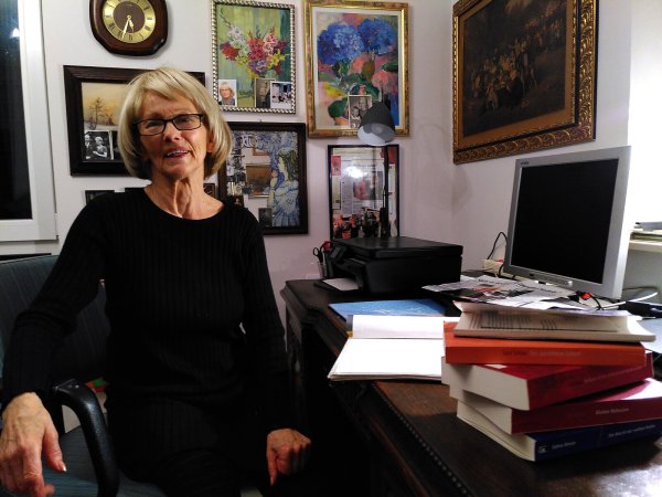 Autorin Sara Simon in ihrem Arbeitszimmer. Rundherum hat sie viele Bilder augehängt. Schreiben, sagt sie, helfe ihr, den Schmerz und ihre Erfahrungen zu ertragen. - © Judith Gladow