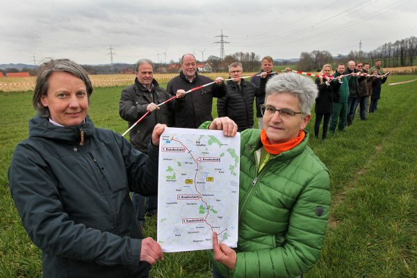 Bauernprotest auf freiem Feld: Anna Luetgebrune (links) und Ute Hameier zeigen den Bauplan. Dahinter (von links): Thomas Nähler, Gero Splettstößer, Axel Kroos, Dieter Hagedorn, Antje Krietenstein, Steve Hebrock, Bernd Hameier, Moritz Freiherr von Eckardstein, Alexander Meyer zu Hölsen, Frauke Kronshage Potthoff und Andreas Meier. Foto: Bernhard Preuss - © Bernard Preuss