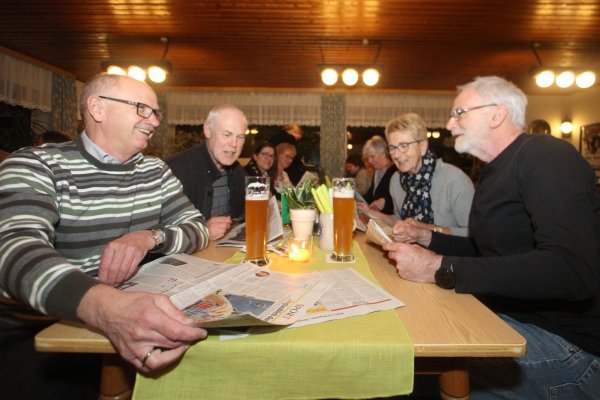 Beim Kneipenquiz dabei: (von links) Ralph Engelhardt, Lothar Prüßner, Christel Engelhardt und Klaus Tatenhorst aus Bad Salzuflen rätseln mit. - © Daniel Hobein