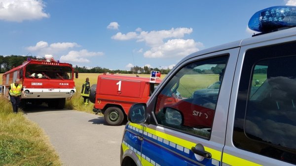 Rettungskräfte sind an der Unglücksstelle nahe der lippischen Kreisgrenze eingetroffen. - © Polizei Hameln