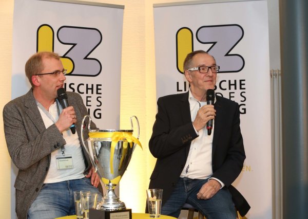 Ein Mann mit Esprit: Arminia-Vorsitzender Hans-Jürgen Laufer (rechts) im Gespräch mit LZ-Sportredakteur Sebastian Lucas. - © Paul Cohen