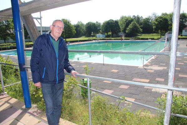 Verunkrautete Beete: Rüdiger Tretow, Vorsitzender des Fördervereins Freibad Werreanger, schlägt an dieser Stelle eine Terrassierung vor. - © Cordula Gröne
