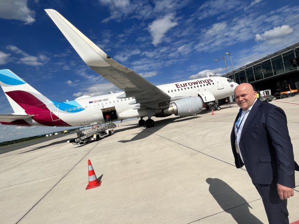 Roland Hüser, Geschäftsführer des Flughafens Paderborn/Lippstadt, spricht mit Airlines über neue Ziele für die kommenden Flugpläne. - © Jens Reddeker