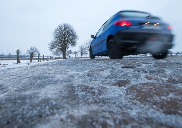 In OWL war es am Donnerstagmorgen stellenweise sehr glatt auf den Straßen. - © Jens Büttner/dpa