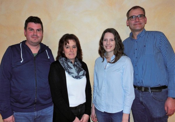 Geschäftsführer Matthias Meier, Vorsitzende Susanne Müller, Kassenwartin Kira Milutinovic und Manfred Hinz als zweiter Vorsitzender (v.l.) haben jetzt die Verantwortung im Trägerverein Dorfgemeinschaftshaus Rischenau übernommen. - © Achim Krause