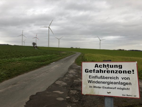 Auf dem Boberg bei Wüsten wird seit knapp 20 Jahren Strom aus Wind erzeugt. Unweit dieses Feldweges soll bald eine weitere Anlage errichtet werden, die aber deutlich größer sein wird als die vorhandenen. - © Thomas Reineke