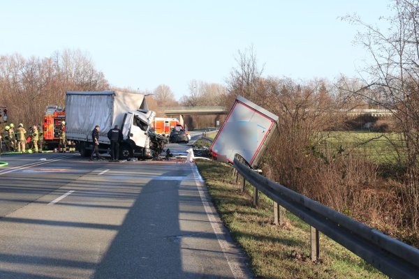 Auf der Bundesstraße sind zwei Lastwagen und ein Auto verunglückt. - © Marc Schröder