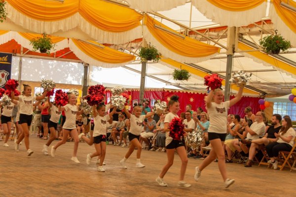 Die „White Hawks"- Cheerleaderinnen vom TuS Kachtenhausen bieten den Besuchern im Festzelt mit wehenden Pompoms eine mitreißende Choreographie. - © Raphael Bartling
