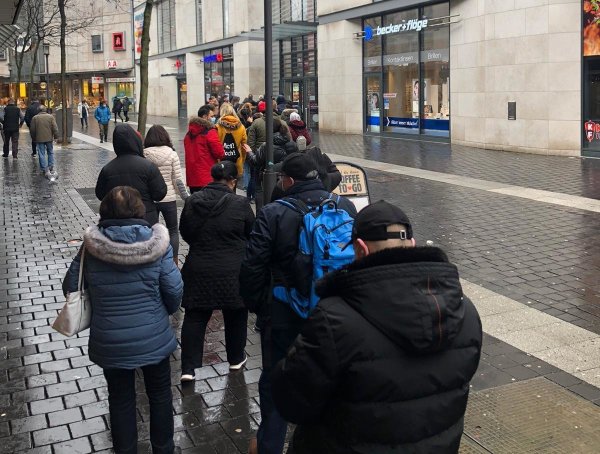 Vor dem Loom warteten schon um kurz nach 10 Uhr etliche Kunden auf Einlass ins Einkaufszentrum.  - © Eike J. Horstmann