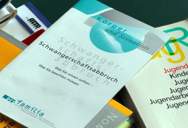 nformationen: Bücher und Broschüren liegen in einem Raum der Familienberatungsstelle der Diakonie. - © Jens Büttner/dpa