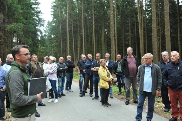 Vor-Ort-Termin: Förster Alexander von Leffern (links) erklärt den Mitgliedern des Ausschusses den Zustand des Waldes im Krebsbachtal. - © Nicole Ellerbrake