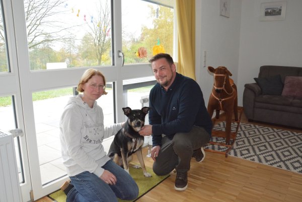 Die neue SOS Kinderdorf-Mutter Doreen Meyer und der Bereichsleiter Benjamin Hillemeyer freuen sich, dass auch Hund „Wulle" einen Platz in der neuen Familie gefunden hat. - © Tanja Watermann
