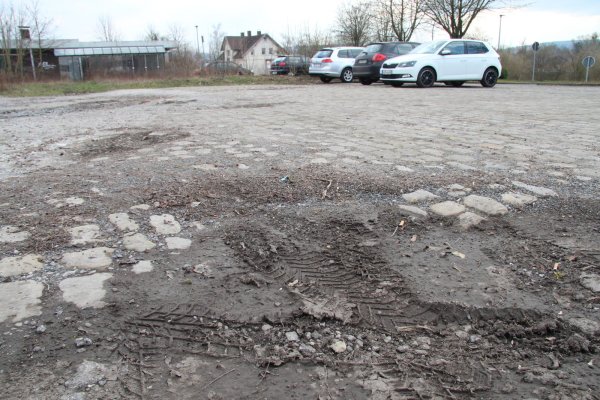 Von Schlaglöchern übersät ist die Parkfläche am Bahnhof. Bei Regen muss man aufpassen, wo man parkt. - © Dieter Asbrock